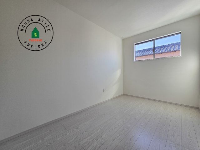 古賀市天神4丁目第2-2棟(2号棟）の子供部屋|柔らかい陽光が差し込む明るいお部屋を演出する設計。彩光の取れる窓が気持ちの良いお部屋を創り上げます。