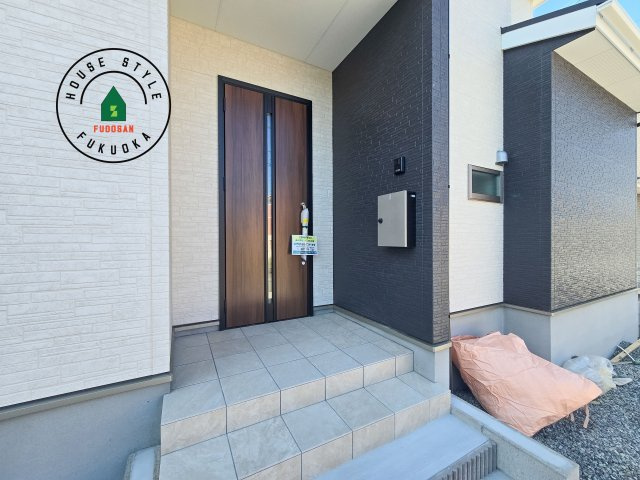 古賀市天神4丁目第2-2棟(2号棟）の玄関|おでかけの時も帰った時も、「我が家」を最初に感じでもらえる素敵な空間に。