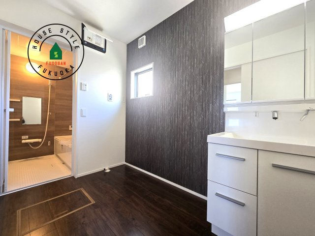 福津市津屋崎8丁目第1-3棟(2号棟）の内観：施工例|ゆとりの洗面スペースで朝の身支度もスムーズに。暮らしを快適に変えるシャワー付洗面台です！