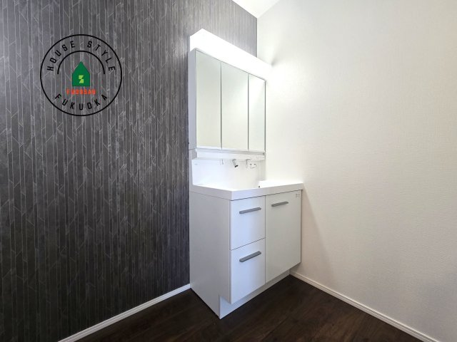 福津市津屋崎8丁目第1-3棟(2号棟）の内観：施工例|毎日使うものだから清潔な空間を保ちたい水回り。洗面にはそんな願いを解消させてくれる収納アイデアが満載です。三面鏡の裏側にはキャビネットが現れ小物から背の高い物まで収納できます。