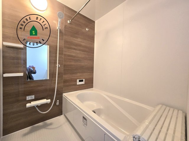 福津市津屋崎8丁目第1-3棟(2号棟）の内観：施工例|1日の疲れを癒してくれる広々バスルーム。雨の日のお洗濯にも大活躍な浴室乾燥機付です！