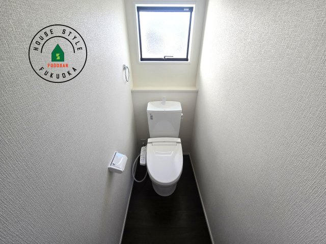 福津市津屋崎8丁目第1-3棟(2号棟）の内観：施工例|温水洗浄便座を完備しております。2ヶ所にトイレがあるのは朝の慌ただしい時間も安心です。