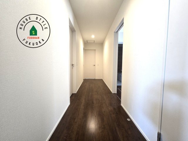 福津市津屋崎8丁目第1-3棟(2号棟）の内観：施工例|階段からも明るい光が入ります。採光や通風も階段の重要な役割です。