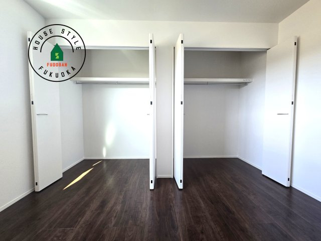 福津市津屋崎8丁目第1-3棟(2号棟）の内観：施工例|洋服や大きな荷物が多い方や人数の多いご家族などは、一般的なクローゼットよりもウォークインクローゼットのほうが使い勝手が良いです。