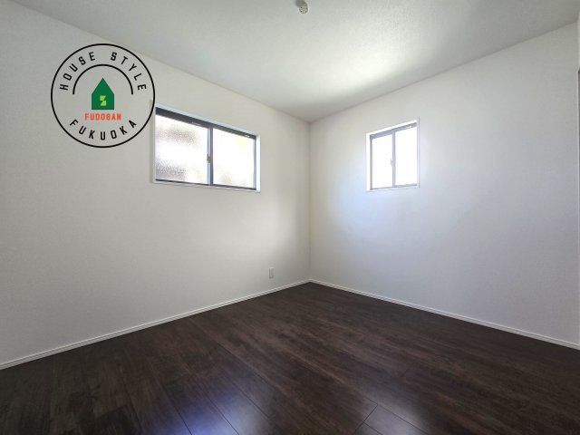 福津市津屋崎8丁目第1-3棟(2号棟）の内観：施工例|落ち着いた色調の洋室です。