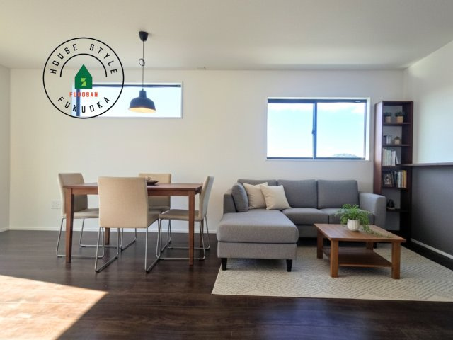 福津市津屋崎8丁目第1-3棟(2号棟）の内観：施工例|キッチンからリビングをしっかり確認できます。家族の笑顔があふれる空間になりそうですね。※家具はCGを合成したものです。