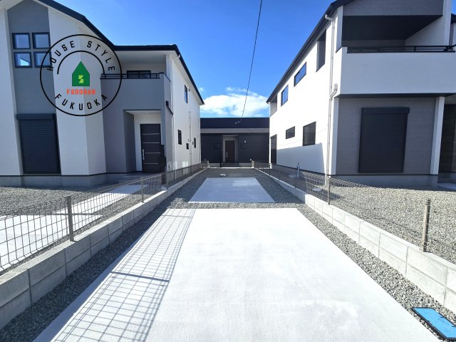 福津市津屋崎8丁目第1-3棟(2号棟）の外観|前面道路は閑静な住宅地をはしる車通りの少ない道路。お車の出し入れが苦手なママや小さなお子様にも安心ですね。しっかり舗装もされているので、ベビーカーや自転車で通っても快適に通行できます。