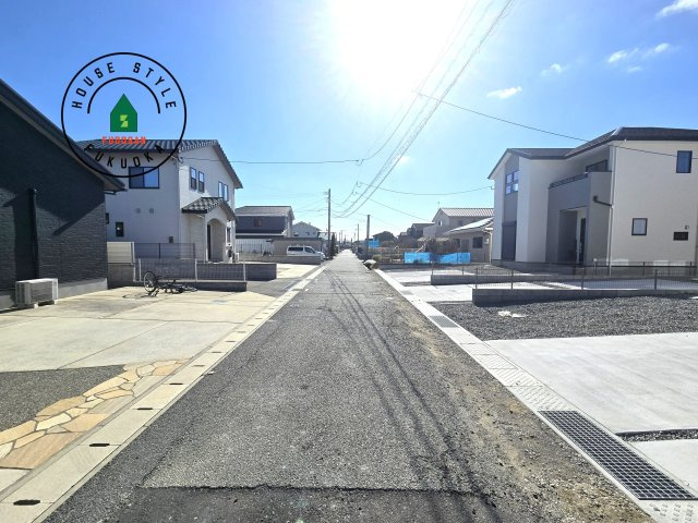 福津市津屋崎8丁目第1-3棟(2号棟）の前面道路含む現地写真|デザイン性のある外観です。