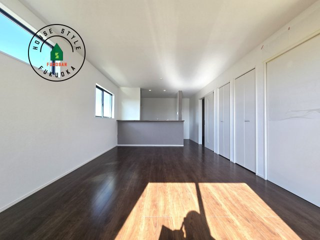 福津市津屋崎8丁目第1-3棟(2号棟）の内観：施工例|多くの時間を過すことになるリビングだからこそ、いつも穏やかな空間・解放感が味わえ毎日が充実します。