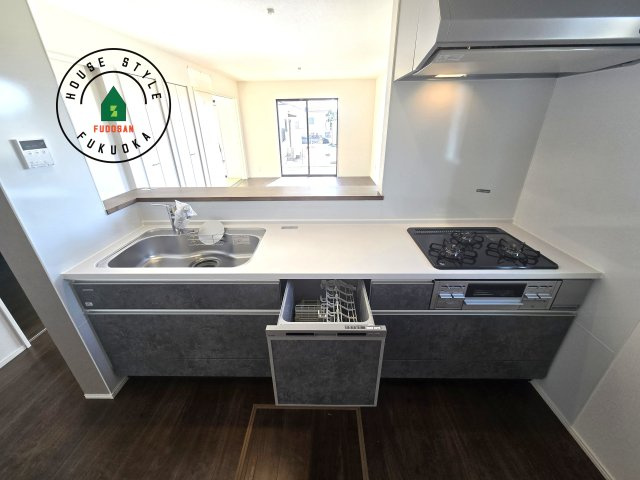福津市津屋崎8丁目第1-3棟(2号棟）の内観：施工例|キッチン。グリル・食器洗い乾燥機・浄水器も完備。
