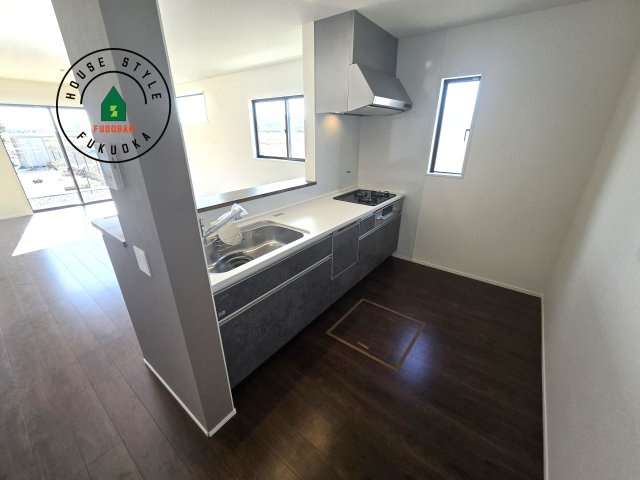 福津市津屋崎8丁目第1-3棟(2号棟）の内観：施工例|ダイニングテーブルへの配膳がラクラク、お料理はかどるカウンター付きシステムキッチン！