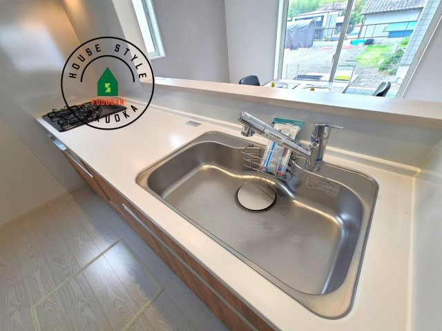 福津市津屋崎8丁目第1-3棟(3号棟）の発電・温水設備|ヘッドはシャワーや浄水に切り替え可能でノズルが延びる可動式。料理が楽しくなりますね。