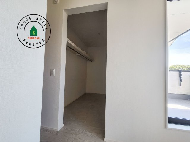 福津市津屋崎1丁目第4-2棟（1号棟）の収納|洋服や大きな荷物が多い方や人数の多いご家族などは、一般的なクローゼットよりもウォークインクローゼットのほうが使い勝手が良いです。
