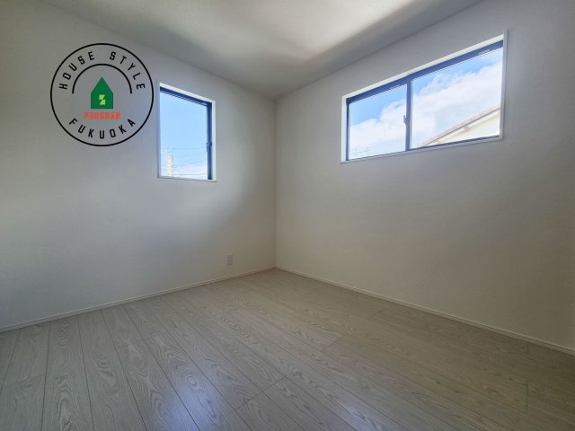 福津市津屋崎1丁目第4-2棟（1号棟）の子供部屋|柔らかい陽光が差し込む明るいお部屋を演出する設計。彩光の取れる窓が気持ちの良いお部屋を創り上げます。