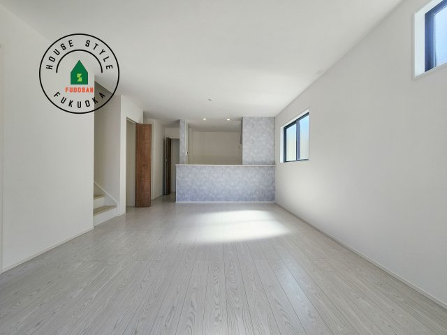 福津市津屋崎1丁目第4-2棟（1号棟）の居間・リビング|ご家族を近くに感じられる対面キッチンのLDK。会話もはずみそうですね。