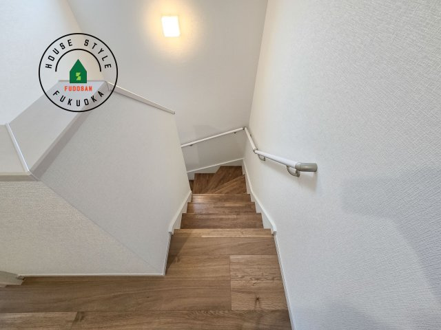 春日市須玖南6丁目第2-2棟(1号棟)の内装|階段からも明るい光が入ります。採光や通風も階段の重要な役割です。