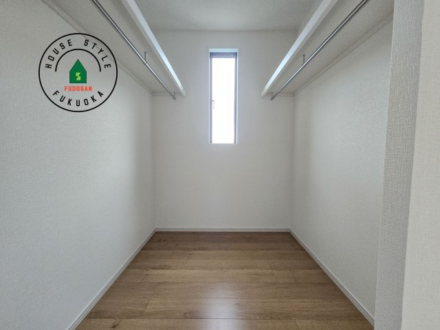 春日市須玖南6丁目第2-2棟(1号棟)の収納|洋服や大きな荷物が多い方や人数の多いご家族などは、一般的なクローゼットよりもウォークインクローゼットのほうが使い勝手が良いです。