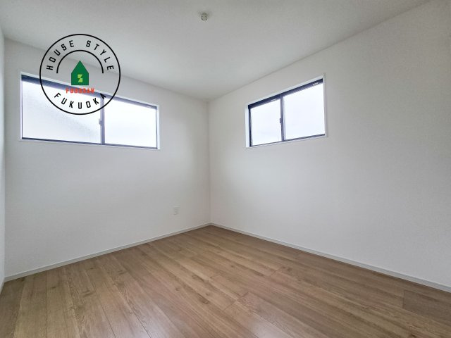 春日市須玖南6丁目第2-2棟(1号棟)の子供部屋|柔らかい陽光が差し込む明るいお部屋を演出する設計。彩光の取れる窓が気持ちの良いお部屋を創り上げます。