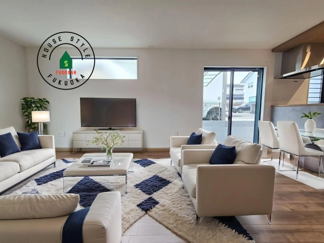 春日市須玖南6丁目第2-2棟(1号棟)の居間・リビング|明るく開放的なリビングダイニングは豊かな陽光が注ぎ込み、やすらぎの空間を演出してくれます。ご家族で楽しいひとときをお過ごし下さい。※家具はCGを合成したものです。