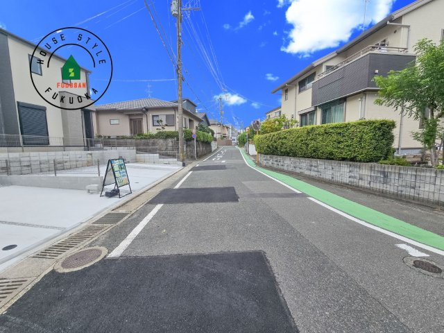 春日市須玖南6丁目第2-2棟(1号棟)の前面道路含む現地写真|前面道路は閑静な住宅地をはしる車通りの少ない道路。お車の出し入れが苦手なママや小さなお子様にも安心ですね。しっかり舗装もされているので、ベビーカーや自転車で通っても快適に通行できます。