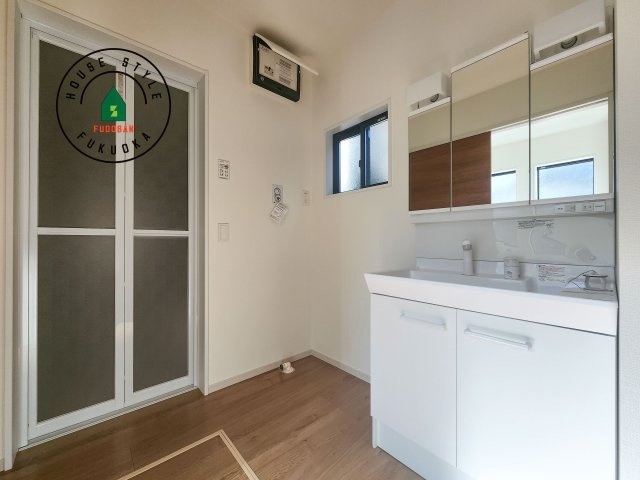 糸島市加布里4丁目第4-1棟(1号棟)の脱衣所|ゆとりの洗面スペースで朝の身支度もスムーズに。暮らしを快適に変えるシャワー付洗面台です！