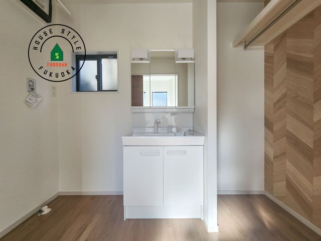 糸島市加布里4丁目第4-1棟(1号棟)の独立洗面台|毎日使うものだから清潔な空間を保ちたい水回り。洗面にはそんな願いを解消させてくれる収納アイデアが満載です。三面鏡の裏側にはキャビネットが現れ小物から背の高い物まで収納できます。