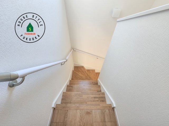 糸島市加布里4丁目第4-1棟(1号棟)の内装|階段からも明るい光が入ります。採光や通風も階段の重要な役割です。