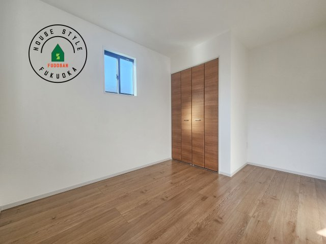 糸島市加布里4丁目第4-1棟(1号棟)の子供部屋|柔らかい陽光が差し込む明るいお部屋を演出する設計。彩光の取れる窓が気持ちの良いお部屋を創り上げます。