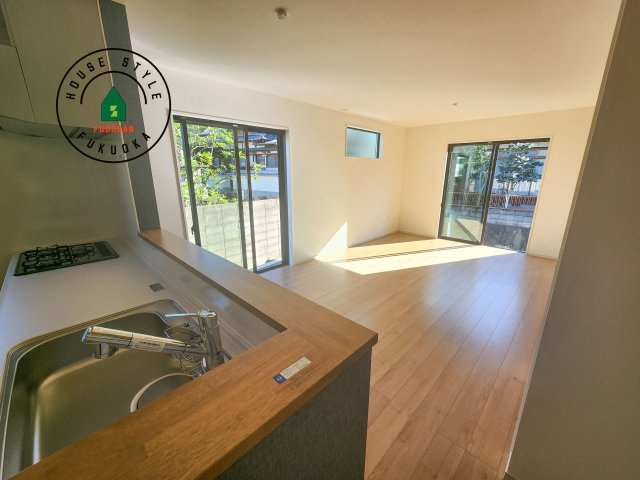 糸島市加布里4丁目第4-1棟(1号棟)のダイニング|キッチンから立ち込める香りが今日の料理を期待させます。