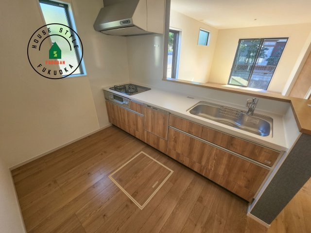 糸島市加布里4丁目第4-1棟(1号棟)のキッチン|ダイニングテーブルへの配膳がラクラク、お料理はかどるカウンター付きシステムキッチン！