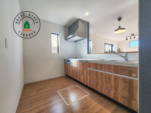 糸島市板持第1-1棟(1号棟)のキッチン|ダイニングテーブルへの配膳がラクラク、お料理はかどるカウンター付きシステムキッチン！