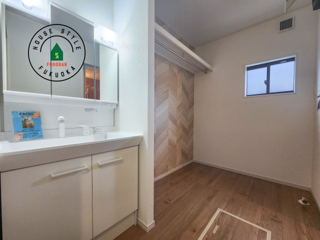 糸島市志摩師吉第8-3棟(2号棟)の脱衣所|ゆとりの洗面スペースで朝の身支度もスムーズに。暮らしを快適に変えるシャワー付洗面台です！