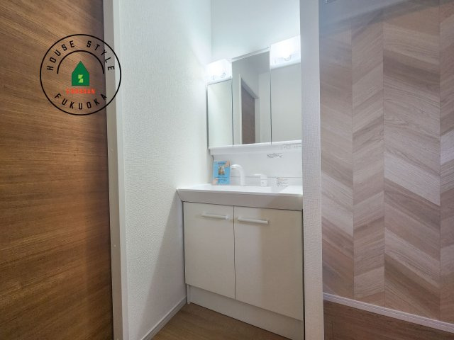 糸島市志摩師吉第8-3棟(2号棟)の独立洗面台|毎日使うものだから清潔な空間を保ちたい水回り。洗面にはそんな願いを解消させてくれる収納アイデアが満載です。三面鏡の裏側にはキャビネットが現れ小物から背の高い物まで収納できます。