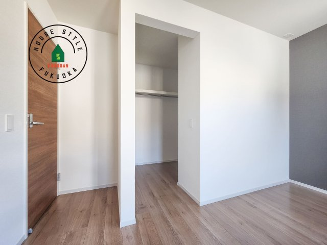 糸島市志摩師吉第8-3棟(2号棟)の収納|洋服や大きな荷物が多い方や人数の多いご家族などは、一般的なクローゼットよりもウォークインクローゼットのほうが使い勝手が良いです。