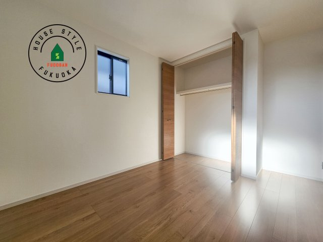 糸島市志摩師吉第8-3棟(2号棟)の子供部屋|柔らかい陽光が差し込む明るいお部屋を演出する設計。彩光の取れる窓が気持ちの良いお部屋を創り上げます。