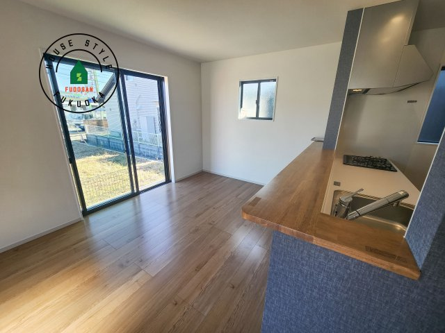 糸島市志摩師吉第8-3棟(2号棟)のダイニング|キッチンから立ち込める香りが今日の料理を期待させます。