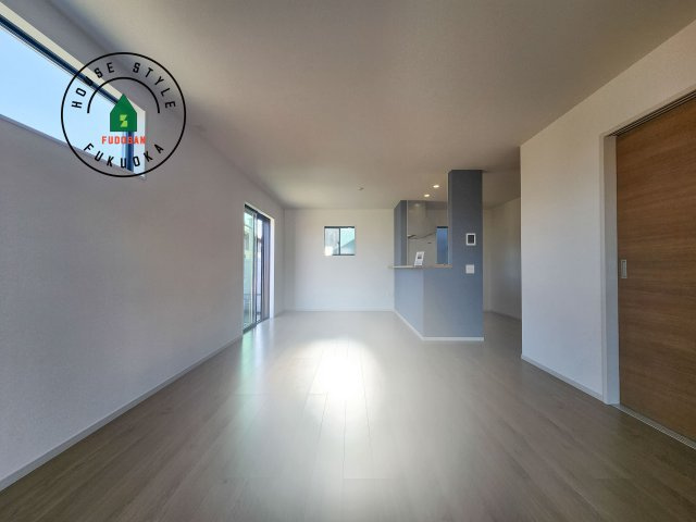 糸島市志摩師吉第8-3棟(2号棟)の居間・リビング|ご家族を近くに感じられる対面キッチンのLDK。会話もはずみそうですね。