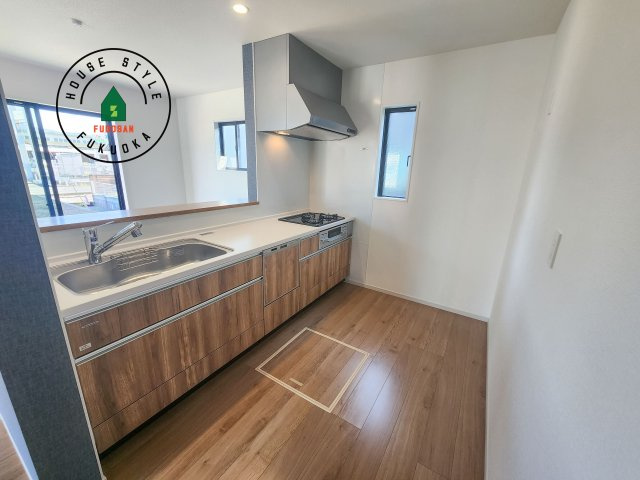 糸島市志摩師吉第8-3棟(2号棟)のキッチン|ダイニングテーブルへの配膳がラクラク、お料理はかどるカウンター付きシステムキッチン！