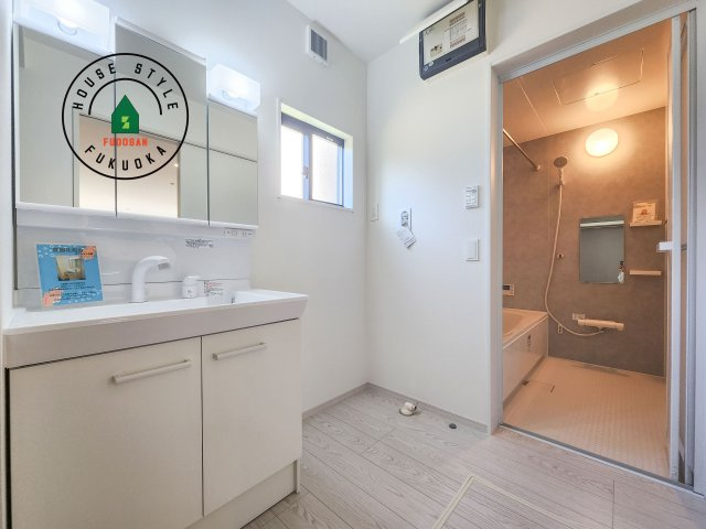 糸島市志摩師吉第8-3棟(6号棟)の脱衣所|ゆとりの洗面スペースで朝の身支度もスムーズに。暮らしを快適に変えるシャワー付洗面台です！
