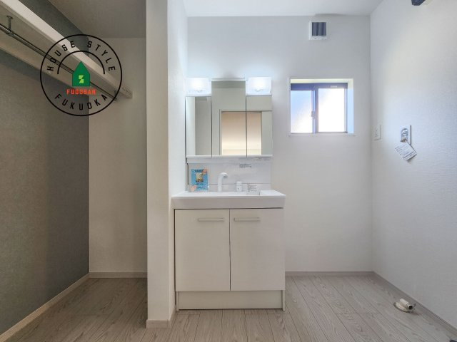 糸島市志摩師吉第8-3棟(6号棟)の独立洗面台|毎日使うものだから清潔な空間を保ちたい水回り。洗面にはそんな願いを解消させてくれる収納アイデアが満載です。三面鏡の裏側にはキャビネットが現れ小物から背の高い物まで収納できます。