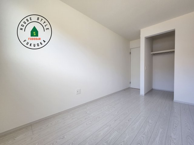 糸島市志摩師吉第8-3棟(6号棟)の子供部屋|柔らかい陽光が差し込む明るいお部屋を演出する設計。彩光の取れる窓が気持ちの良いお部屋を創り上げます。