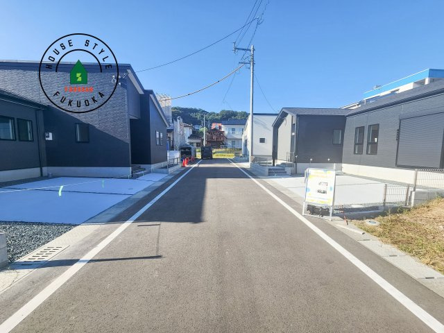 糸島市志摩師吉第8-3棟(6号棟)の前面道路含む現地写真|前面道路は閑静な住宅地をはしる車通りの少ない道路。お車の出し入れが苦手なママや小さなお子様にも安心ですね。しっかり舗装もされているので、ベビーカーや自転車で通っても快適に通行できます。