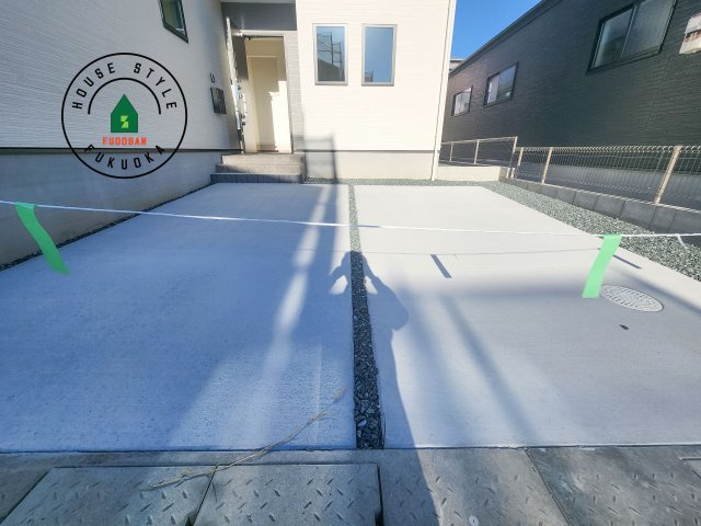 糸島市志摩師吉第8-3棟(6号棟)の駐車場|広々した駐車場になります。3台並列駐車となります。