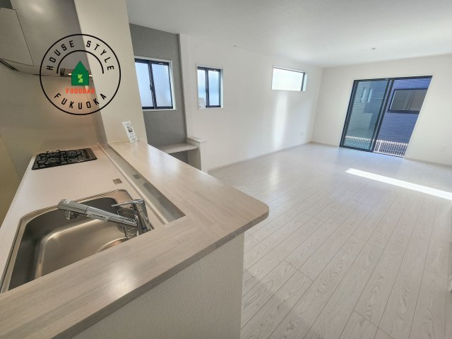 糸島市志摩師吉第8-3棟(6号棟)のダイニング|キッチンから立ち込める香りが今日の料理を期待させます。