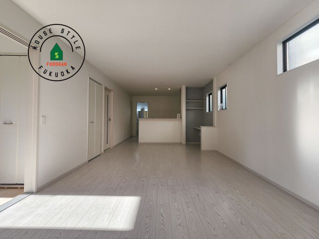 糸島市志摩師吉第8-3棟(6号棟)の居間・リビング|ご家族を近くに感じられる対面キッチンのLDK。会話もはずみそうですね。