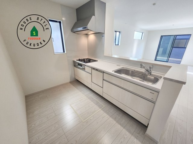 糸島市志摩師吉第8-3棟(6号棟)のキッチン|ダイニングテーブルへの配膳がラクラク、お料理はかどるカウンター付きシステムキッチン！