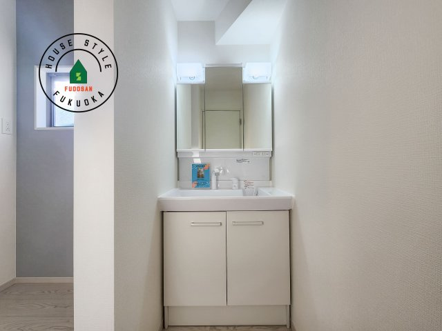 福岡市早良区干隈5丁目第1-3棟（3号棟）の内観：施工例|毎日使うものだから清潔な空間を保ちたい水回り。洗面にはそんな願いを解消させてくれる収納アイデアが満載です。三面鏡の裏側にはキャビネットが現れ小物から背の高い物まで収納できます。