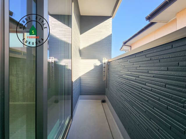 福岡市早良区干隈5丁目第1-3棟（3号棟）の外観：施工例|風をしっかりと感じられるバルコニーでは、毎日が洗濯日和です。広々としているので洗濯も楽しくなるでしょうし、気分転換にバルコニーからの眺めを楽しむのもいいでしょう。