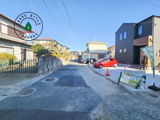 福岡市早良区干隈5丁目第1-3棟（3号棟）の前面道路含む現地写真|前面道路は閑静な住宅地をはしる車通りの少ない道路。お車の出し入れが苦手なママや小さなお子様にも安心ですね。しっかり舗装もされているので、ベビーカーや自転車で通っても快適に通行できます。
