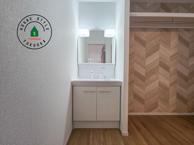福岡市早良区有田5丁目第1-3棟(1号棟)の内観：施工例|毎日使うものだから清潔な空間を保ちたい水回り。洗面にはそんな願いを解消させてくれる収納アイデアが満載です。三面鏡の裏側にはキャビネットが現れ小物から背の高い物まで収納できます。